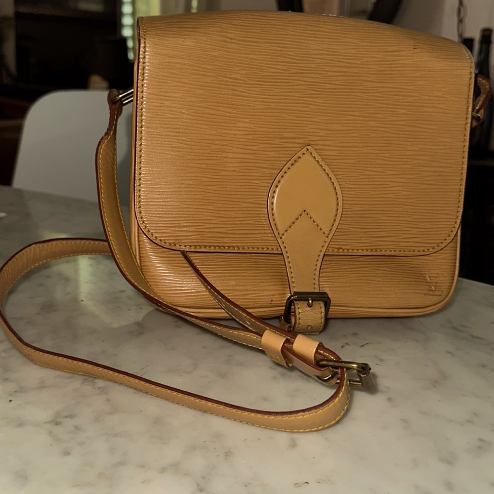 LV Epi crossbody/shoulder bag Cartouchiere
